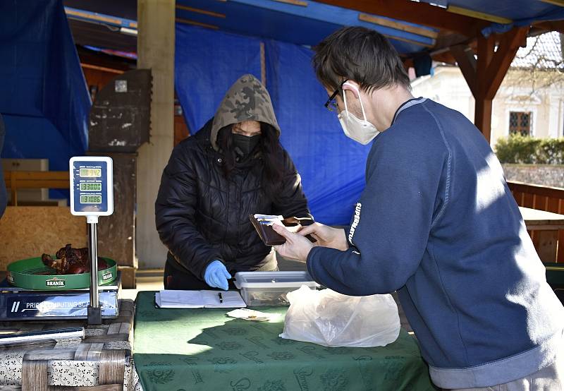 Navzdory lockdownu voněla v Zámecké zahrádce grilovaná kolena. 6.3. 2021