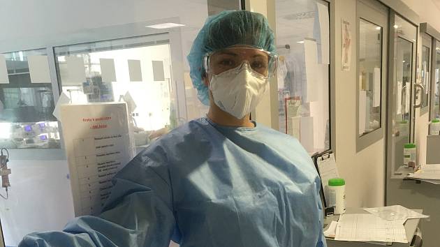 Zdravotní sestra Dominka Mikšovská, rodačka z Prostějova, působí ve Fakultní nemocnici u svaté Anny v Brně, anesteziologicko resusttitační klinice.