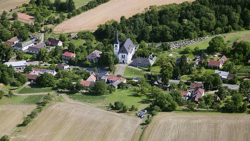 Kladky leží v centru malebné členité krajiny v severozápadním cípu Prostějovska. Vesnice je rozložena v délce dvou kilometrů na krajích a svazích dlouhého údolí.