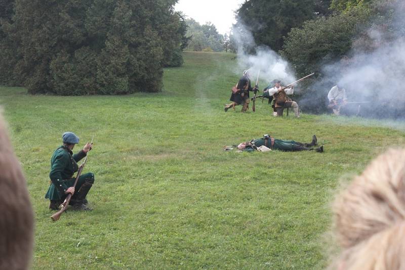 Zámecký park se v neděli proměnil na bojiště sedmileté války. Uniformovaní vojáci se zde střetli o kus Kanady.