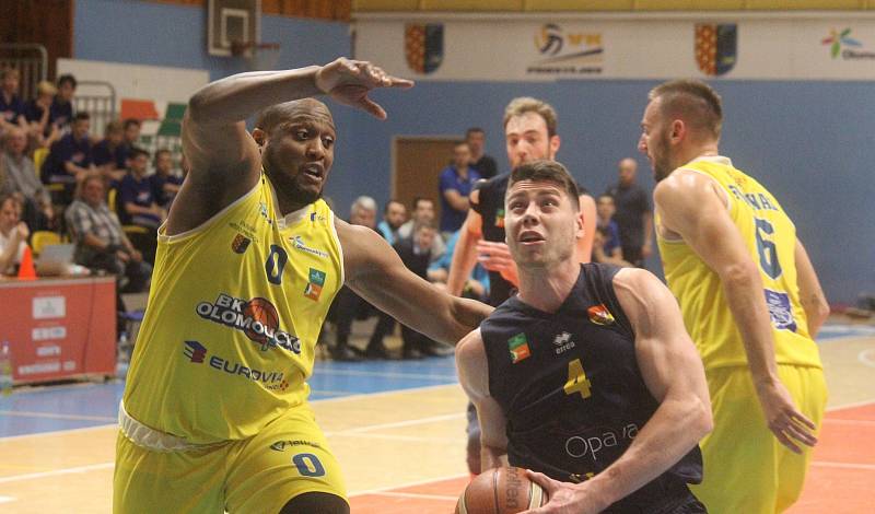 Prostějov - Basketbalisté Opavy(v modrém) vyhráli na palubovce Olomoucka 89:71