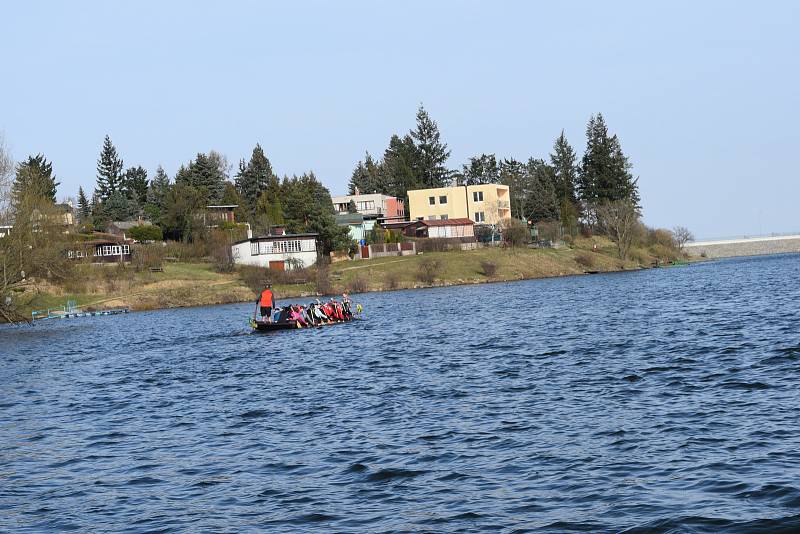 Ve středu 4. dubna, se letos poprvé ukázaly dračí lodě na Plumlovské přehradě