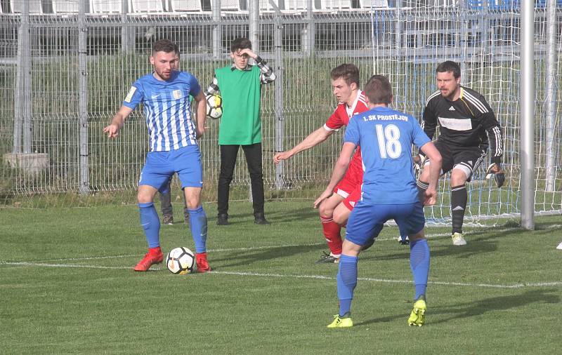 Fotbalisté Prostějova (v modrém) doma porazili Uničov 2:0.