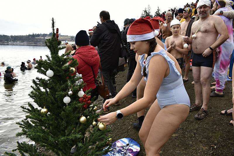 Vánoční koupel otužilců na plumlovské přehradě. 24.12. 2021