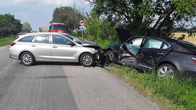 Při nehodě nedaleko Dobrochova se zranili dva lidé.
