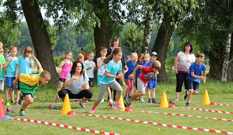 Atletika baví. Sportovní den na olšanském hřišti zabavil na dvě stovky dětí.