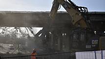 Útok bagrů na demolici dálničního mostu na D46 v Prostějově. 10.4. 2021.