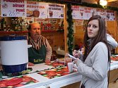 Redaktorka Prostějovského deníku Martina Greplová zkouší chuť a kvalitu punčů na vánočním jarmarku v Prostějově