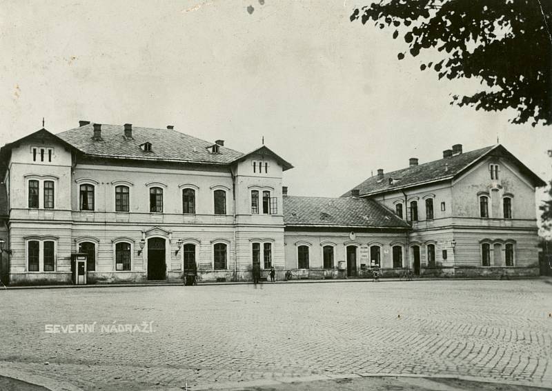 Hlavní nádraží se dříve podle Moravskoslezské severní dráhy nazývalo Severní nádraží.