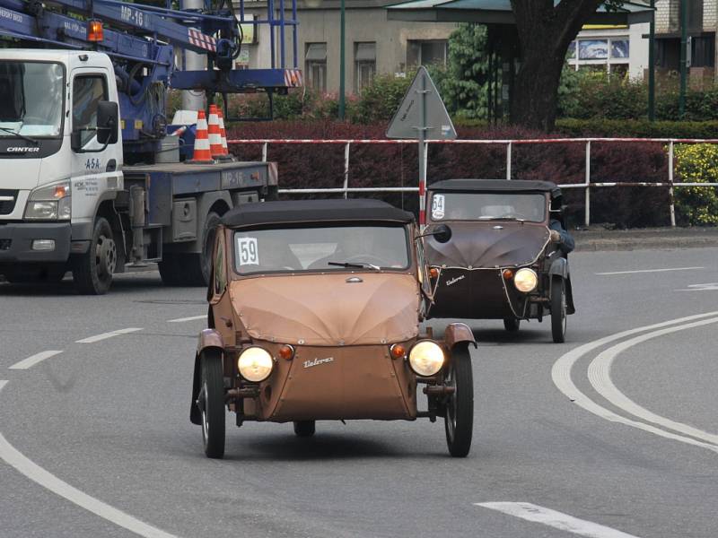 Desítky a desítky historických automobilů přijížděly v neděli ráno na hlavní prostějovské náměstí. Starší ročníky zde tak mohly zavzpomínat na své řidičské začátky, mladší pak obdivovat krásu sedmdesátiletých čtyřkolých dědečků. 