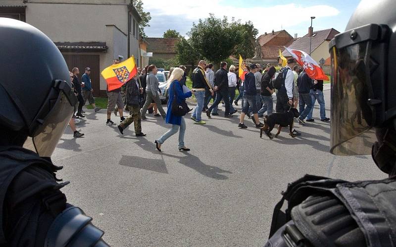 Protestní pochod proti problematickému soužití s romskými spoluobčany v Dřevnovicích na Prostějovsku