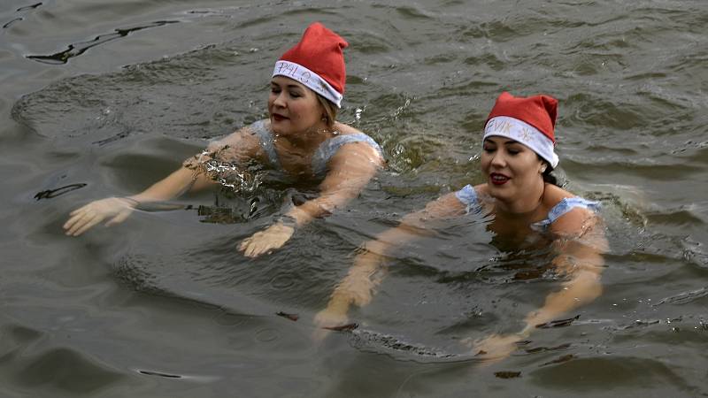 Vánoční koupel otužilců na plumlovské přehradě. 24.12. 2021