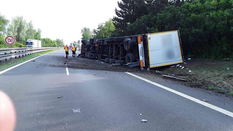 Nehoda kamionu a dvou osobních aut na D46 u Držovic