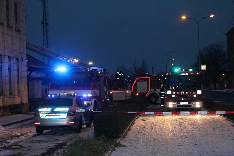 HOŘELA SBĚRNA. Dřevěné skladiště prostějovského Místního nádraží zachvátily v sobotu odpoledne plameny.