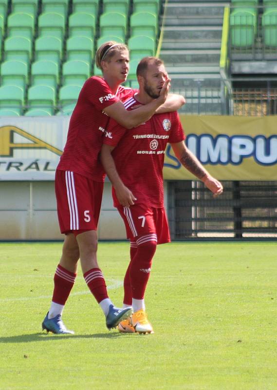 Třinečtí fotbalisté (v červeném) během generálky v Karviné.Tomáš Zlatohlávek (vlevo)