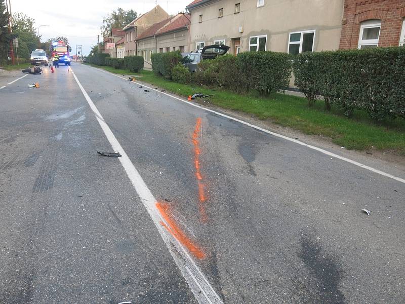 Vážná nehoda v Mostkovicích: čelní střet osobáku a motorky