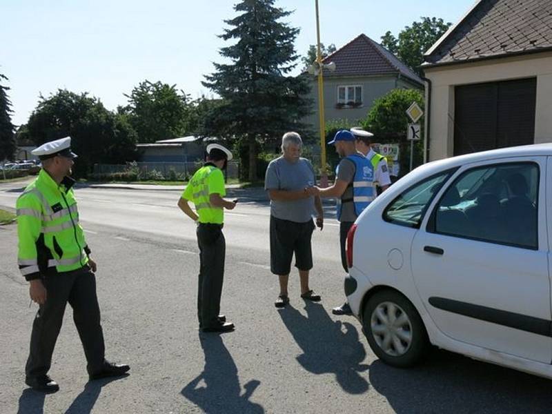 Policisté zastavovali řidiče v Malém Hradisku. Ti, kteří nenadýchali, dostali odměnu