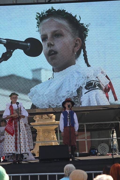 Víkendové hodové slavnosti v Prostějově přilákaly v neděli stovky lidí. Pestrý program i zajímavá nabídka stánkařů, očerstvení, kolotoče i jiné atrakce tvořily jako každoročně zdejší hodovou náladu.