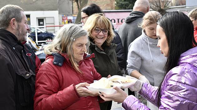 Výdej polévek a teplého jídla lidem bez domova v Prostějově. 4. 3. 2020