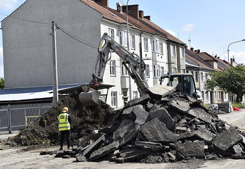 Práce na rekonstrukci Vrahovické ulice v Prostějově. 28. 5. 2021