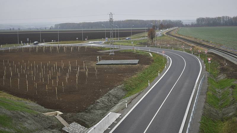 Poslední částí severního obchvatu je most a mimoúrovňová křižovatka v Kostelecké ulici, 18.11. 2021