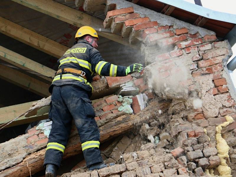 Zásah hasičů u sesunutí štítové stěny rodinného domku ve Štětovicích na Prostějovsku