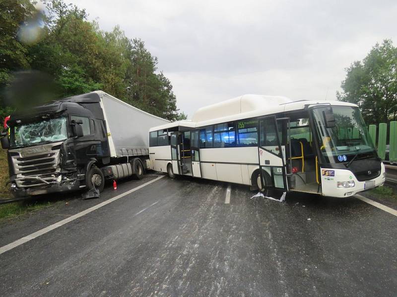 Následky hromadné nehody na D46 u Žešova - 10. 7. 2018