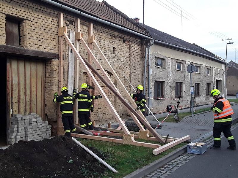 Hasiči zasahují u domu v Hablově, kde hrozilo zřícení stěny, 22. 11. 2022