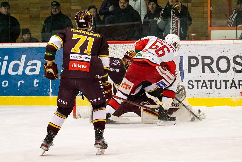 Jestřábi (v bílém) porazili Duklu Jihlava 4:3 po samostatných nájezdech.