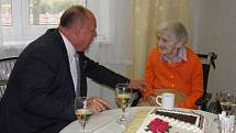 Paní Květoslava oslavila sto čtvrté narozeniny i s olomouckým hejtmanem