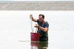 Hygienici měřili kvalitu vodu na plumlovské přehradě v pondělí 29.7. 2019