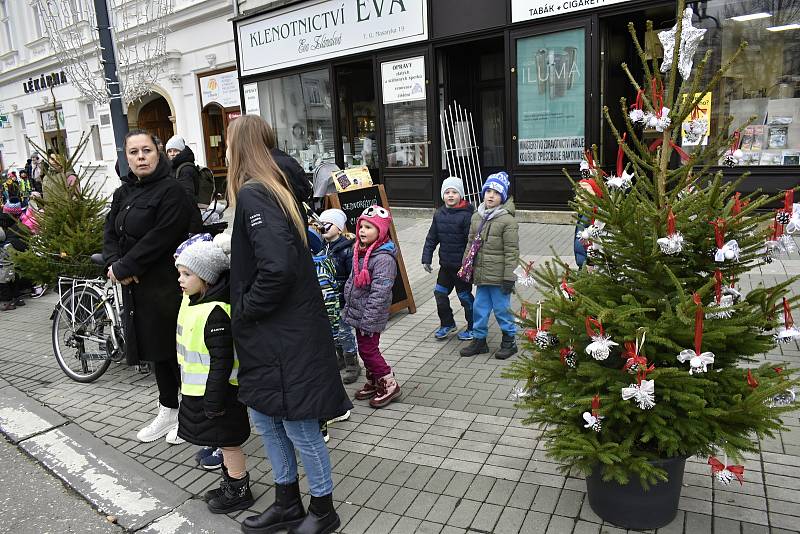 Tradice děti baví. Prostějovské náměstí T. G. Masaryka lemují desítky malých vánočních smrčků. 22.11. 2022