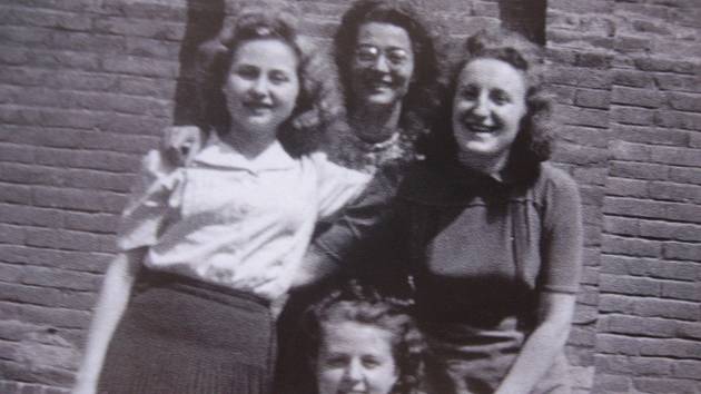 Věra Běhalová (první zleva) se spolužačkami z gymnázia v Prostějově, jaro 1941.