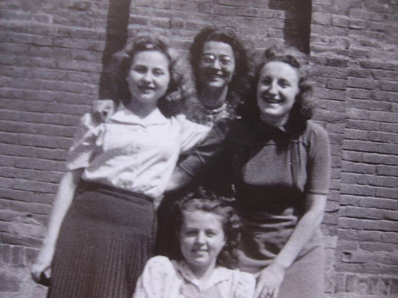 V. Běhalová (první zleva) se spolužačkami z gymnázia v Prostějově, jaro 1941.
