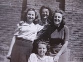 Věra Běhalová (první zleva) se spolužačkami z gymnázia v Prostějově, jaro 1941.