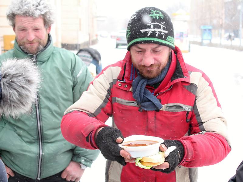 Podávání polévky bezdomovcům v Prostějově