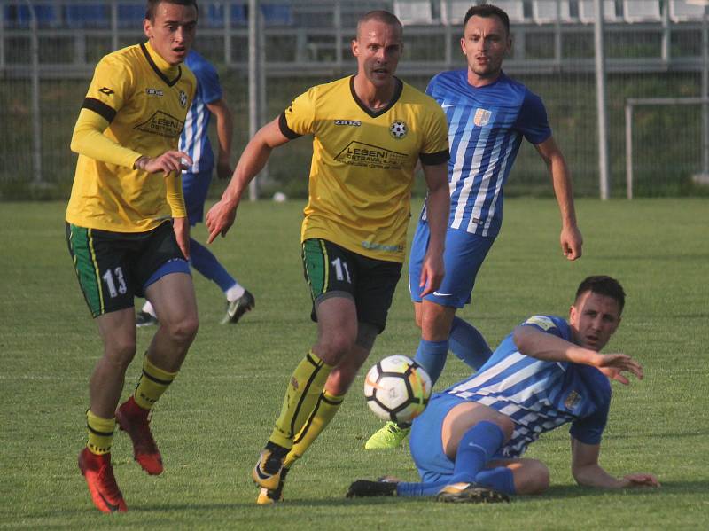 Fotbalisté Prostějova (v modrém) porazili Petřkovice 3:1