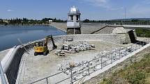Rok a půl trvající práce na přehradním přelivu a výpusti plumlovské přehrady se pomalu chýlí ke konci. 3.7. 2022