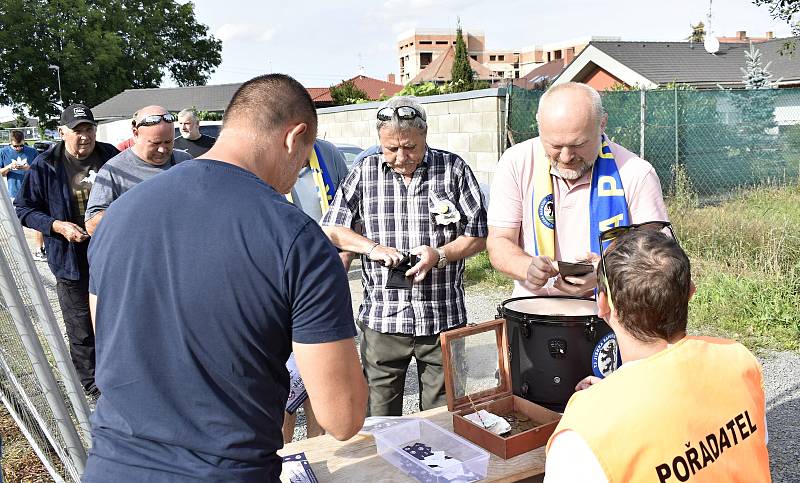 Fotbalisté Čechovic (v modrém) zvládli historickou premiéru v krajském přeboru na jedničku. Rapotínu nasázeli tři góly, 7. 8. 2022