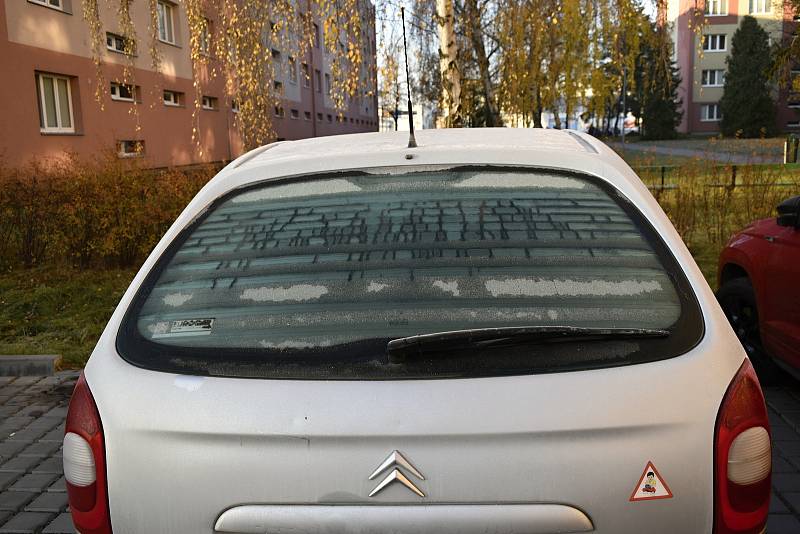 Ranní mrazíky jsou tady. Prostějovští řidiči se o tom mohli přesvědčit ve středečním ránu, kdy museli vytáhnout škrabky a čistit skla svých aut, 10.11. 2021