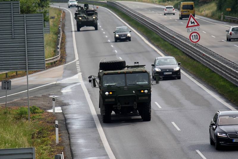 Vojenská technika Američanů na dálnici D 46 u Prostějova.