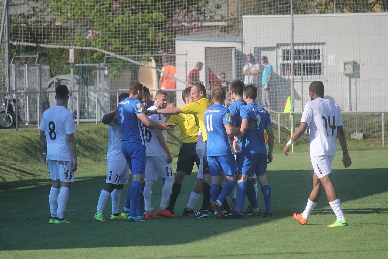 Fotbalisté Prostějova (v modrém) porazili Vyškov 2:1