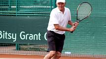 Na prostějovských kurtech se prohání pětašedesátileté tenistky a dokonce pětasedmdesátileté tenisté z celého světa.
