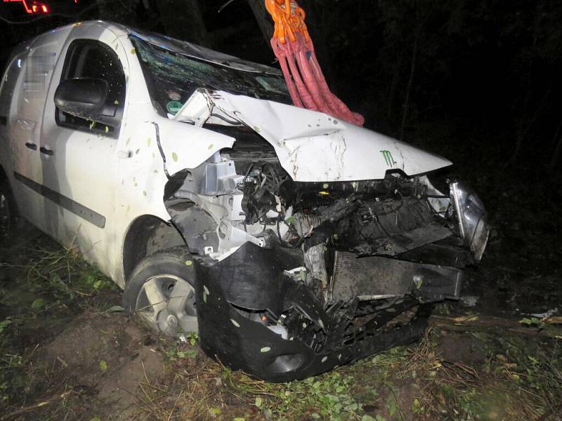 Mladík poslal auto na střechu. Vyvázl bez zranění, vůz takové štěstí neměl.