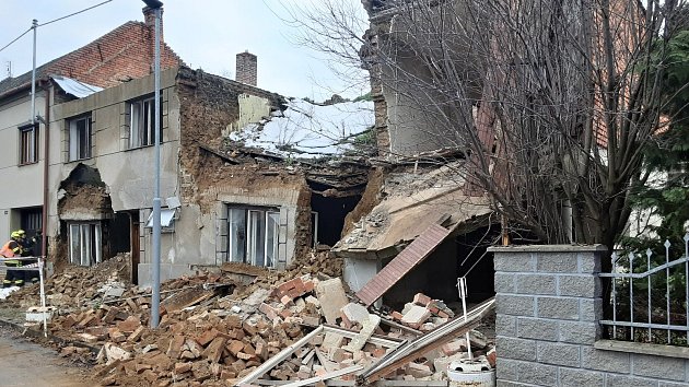 V Tištíně se zřítil starší rodinný dům. Hasiči zabezpečují sousední domy