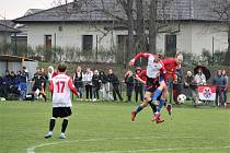 Fotbalisté Čechovic (v červenomodrém) v derby proti Kostelci na Hané