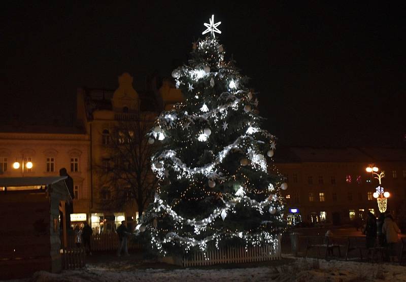 Vánoční strom na prostějovském náměstí TGM, listopad 2021