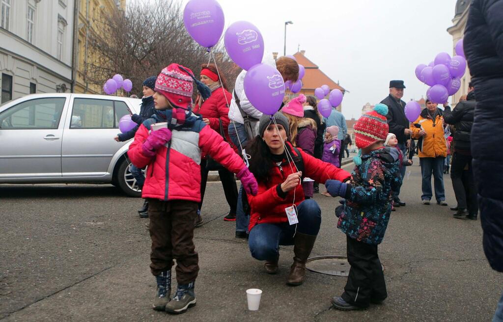 Z Prostějova vyletěly balonky k Ježíškovi. Děti i dospělí poslali stovky  přání - Prostějovský deník