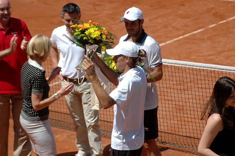 Czech Open, finále čtyřhry: Sergej Bubka (v modré kšiltovce) a Španěl Menendez-Maceiras vs. španělská dvojice Marrero a Ramirez Hidalgo