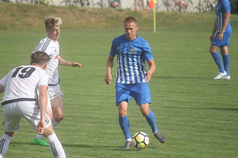 Fotbalisté Prostějova (v modrém) oslavili postup do druhé ligy výhrou 4:2 nad HFK Olomouc.